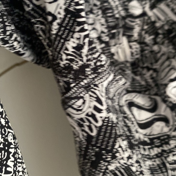 Lululemon Wunder Train High-Rise Tight 25"
Tear It Up Alpine White Black size 0 - Picture 8 of 13